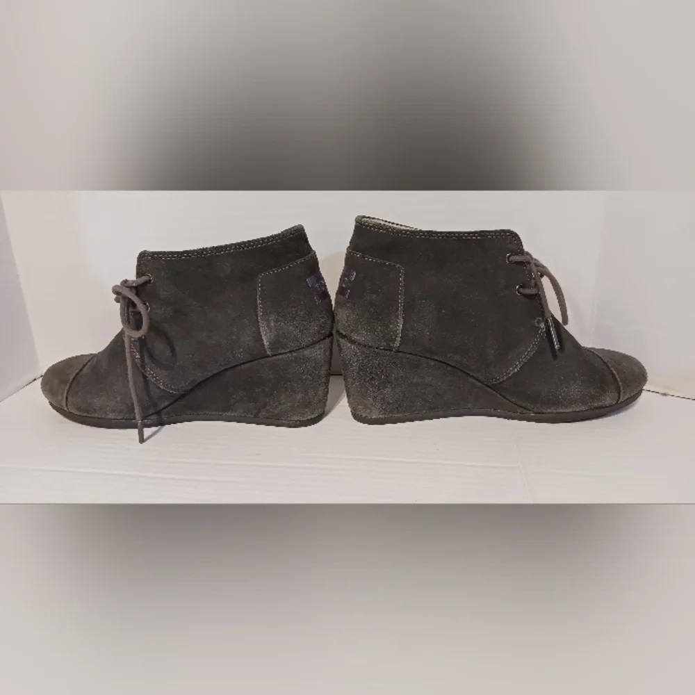 TOMS SZ.‎ 8 Gray Heeled Booties